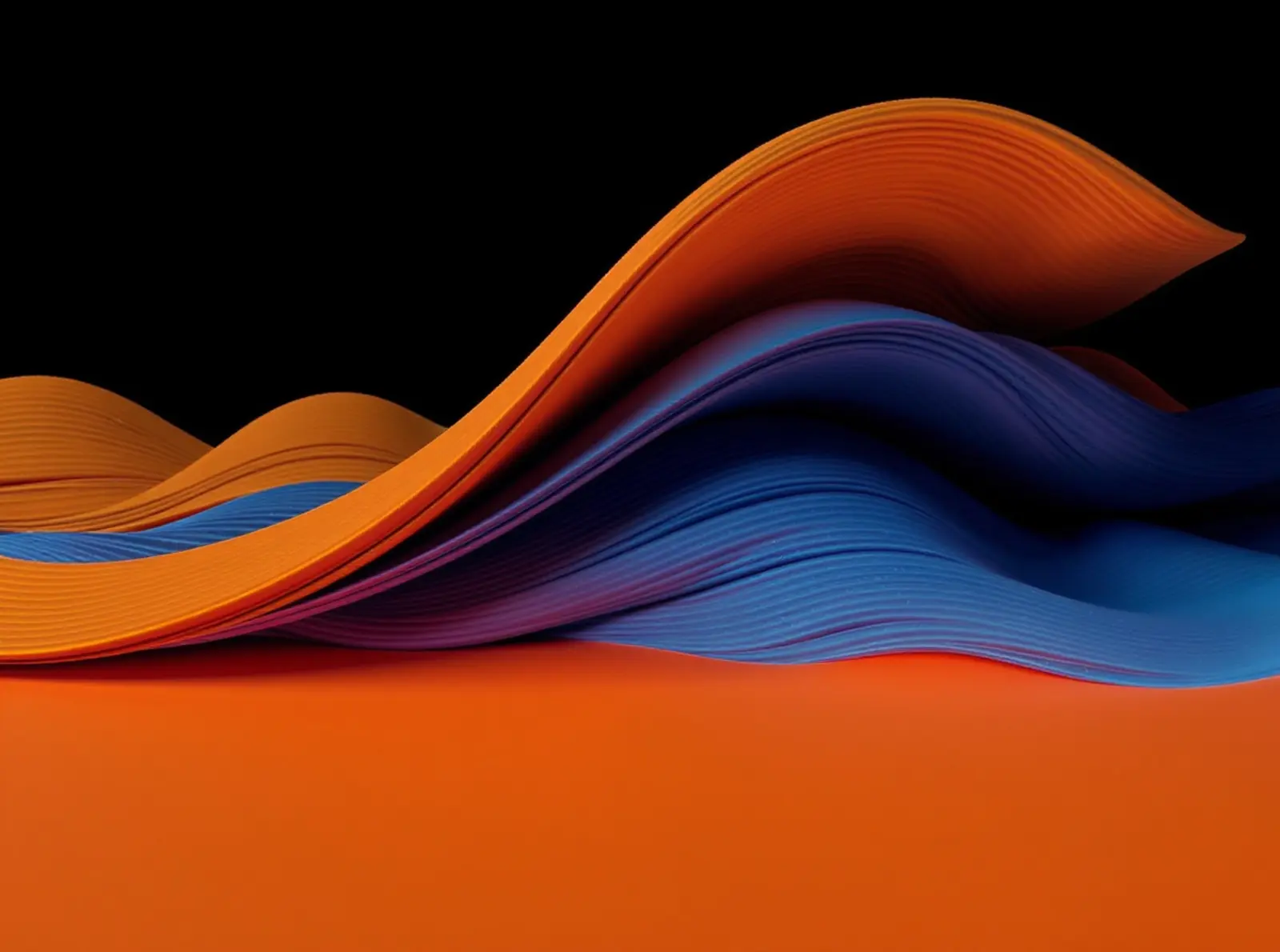 Surreales Symbolfoto in Orange/Blau: Basis-Backup, erweiternde Schichten, Festplatten, Kabel, Wolken.